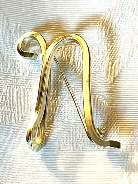 💎 Vintage Silver-Tone Initial "N" Brooch Pin